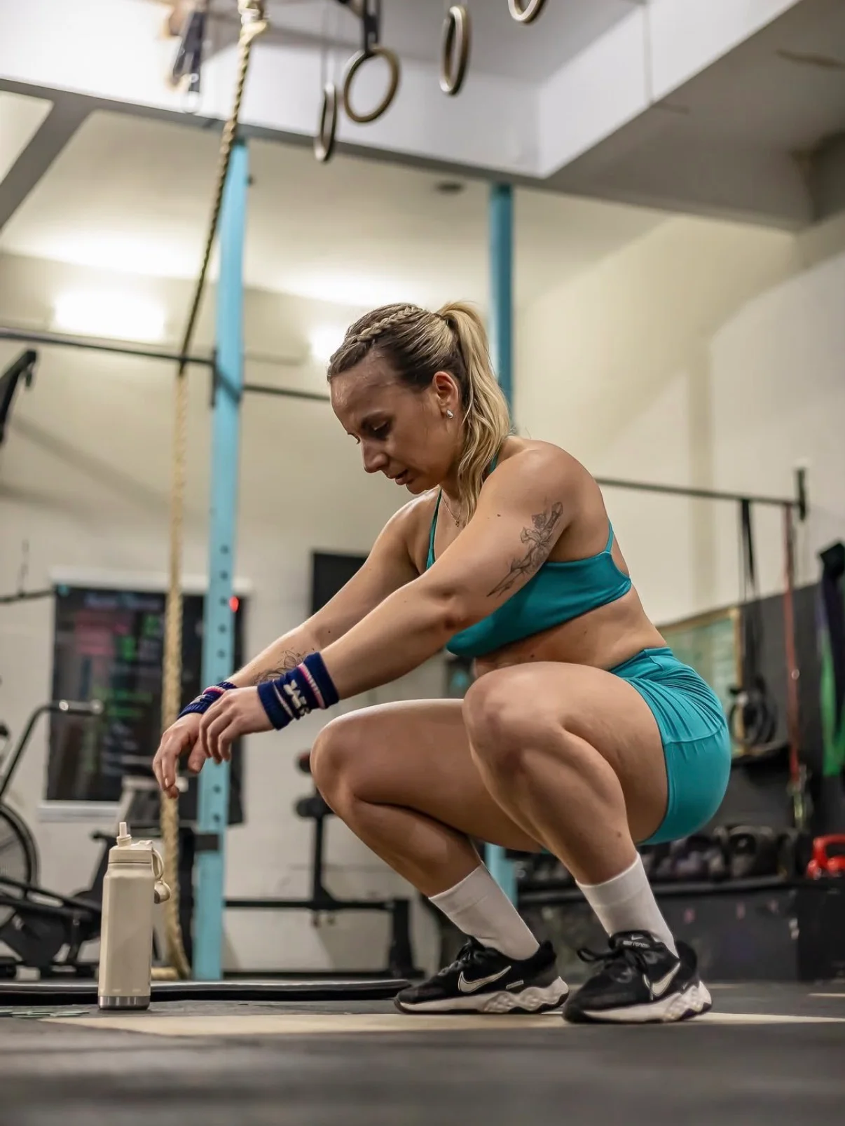 Aluna executando um movimento de força em uma aula de Cross Training da Scrum